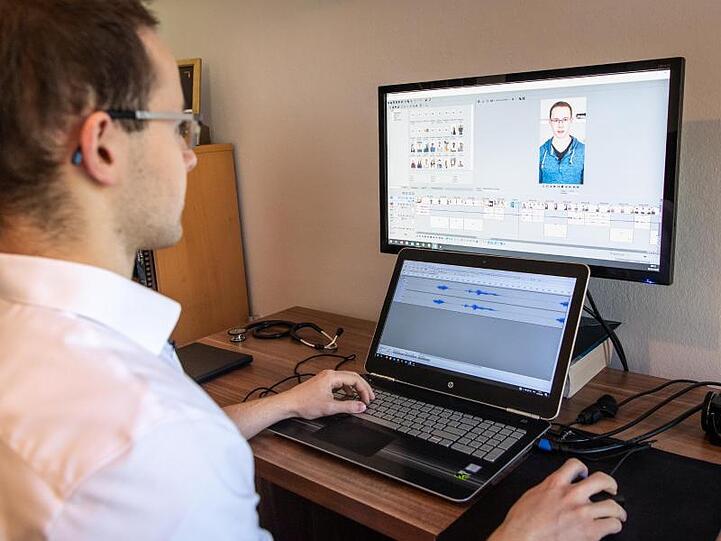 Martin Ryll arbeitet an seinem Laptop, auf dem eine Schnittsoftware mit dem Projekt zu sehen ist.