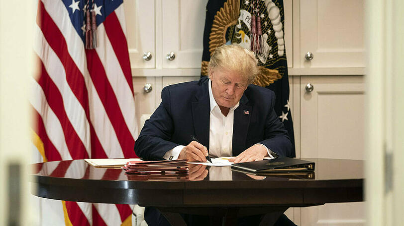 US-Präsident Donald Trump arbeitet im Krankenhaus weiter