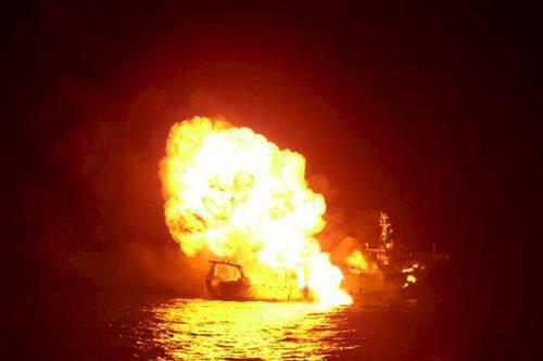 Krieg im Golf von Aden: Dieses Piratenschiff ging nach dem Beschuss durch eine indische Fregatte in Flammen auf.