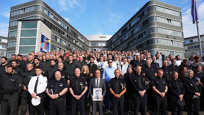 Das saarländische Innenministerium hatte die Polizeibehörden der anderen Länder und des Bundes eingeladen, sich der Gedenkminute anzuschließen. Hier zahlreiche Beamte vor dem Polizeipräsidium in Hamburg.
