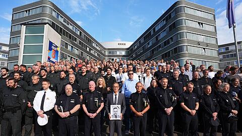 Das saarländische Innenministerium hatte die Polizeibehörden der anderen Länder und des Bundes eingeladen, sich der Gedenkminute anzuschließen. Hier zahlreiche Beamte vor dem Polizeipräsidium in Hamburg.