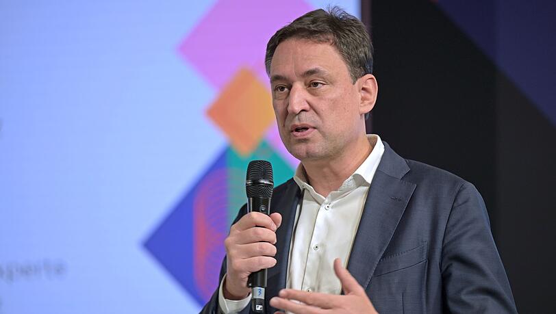 Georg Eisenreich gibt die Verlängerung der Initiative "Justiz und Medien - konsequent gegen Hass" bekannt.