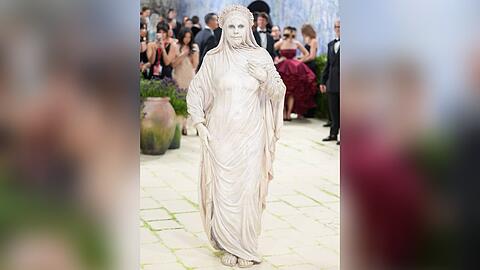 Heidi Klum sah dank Prothesen-Maskenbildner Mike Marino wie eine Marmorstatue aus.