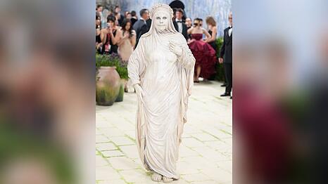 Heidi Klum sah dank Prothesen-Maskenbildner Mike Marino wie eine Marmorstatue aus.