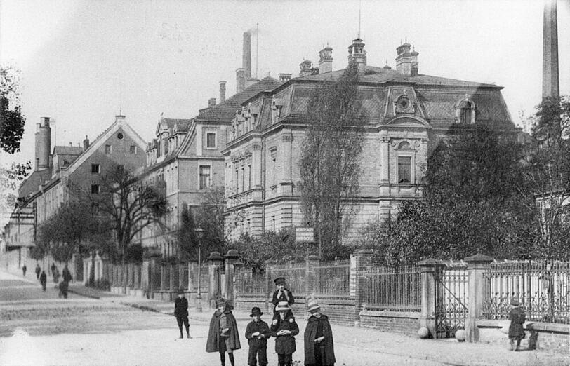 Und hier ein Foto aus dieser Zeit: die Spatenbrauerei in der Marsstraße 1903. Und hier ein Foto aus dieser Zeit: die Spatenbrauerei in der Marsstraße 1903.