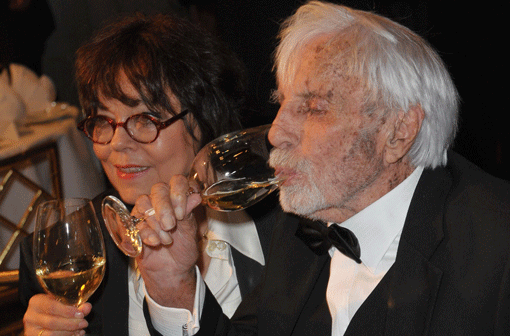 Ein letztes Gläschen: Jopie mit seiner Frau Simone Rethel am 31. Oktober in der Komödie im Bayerischen Hof.