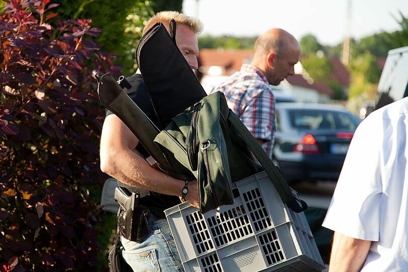 Hausdurchsuchung in Memmingen: Nach dem Amoklauf sucht die Polizei im Haus des Schützen nach Waffen - kistenweise werden sie aus dem Haus geschleppt.