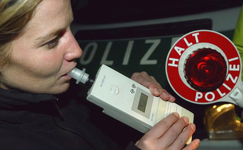 Die Verkehrsunfälle unter Alkoholeinfluss gingen im Jahr 2012 um 7,4 Prozent auf 527 zurück. Im langjährigen Vergleich war nur im Jahr 2010 ein noch niedrigerer Wert festzustellen.
Die Zahl dieser Unfälle mit Personenschaden ging 2012 leicht um 3,4 Prozent zurück. Dabei wurden weniger Verletzte und Getötete als im Vorjahr registriert. Bei Unfällen mit alkoholisierten Verkehrsteilnehmern wurden dennoch insgesamt 270 Personen verletzt und ein Mensch getötet.