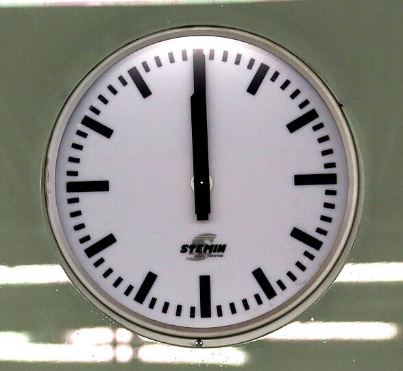 Im neuen Trakt stehen die neuen Uhren schon bereit (l.). Noch laufen sie freilich nicht.