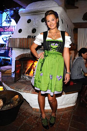 Hingucker: Franziska van Almsick im grünen Seiden-Dirndl