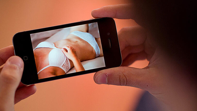 Ein Nürnerberg Handy-Laden zeigte im Schaufenster versehentlich Erotik-Filmchen. Ein Nürnerberg Handy-Laden zeigte im Schaufenster versehentlich Erotik-Filmchen.