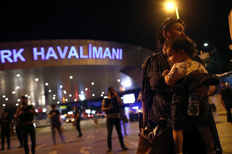 Bei dem Terroranschlag am Flughafen Atatürk in Istanbul haben sich zwei der Angreifer vor dem Ankunftsbereich des Internationalen Terminals in die Luft gesprengt, ein weiterer auf dem angrenzenden Parkplatz.