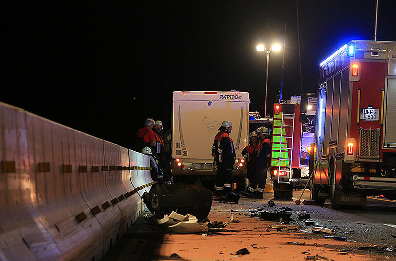 An einer Baustelle auf der A7 gerät ein Wohnmobil in den Gegenverkehr und kollidiert mit einem Opel. Der 21-jährige Fahrer des Kleinwagens ist sofort tot. Die Bilder des schrecklichen Unfalls.