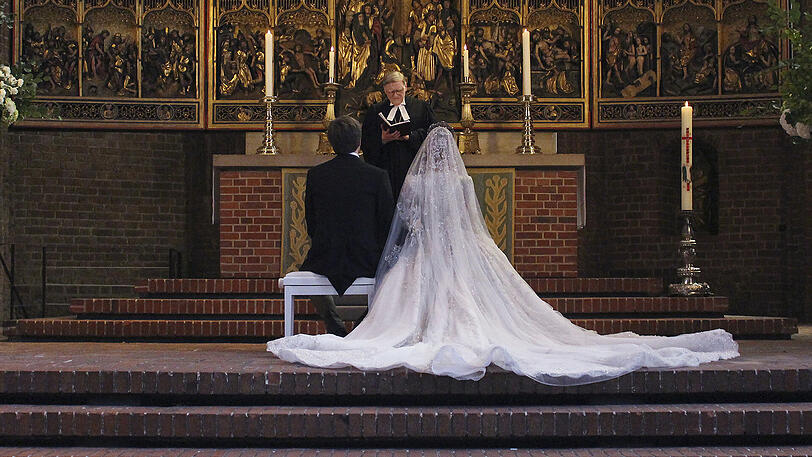 Ernst August von Hannover jr. und Ekaterina von Hannover werden in der Marktkirche vom früheren Landesbischof Horst Hirschler kirchlich getraut.