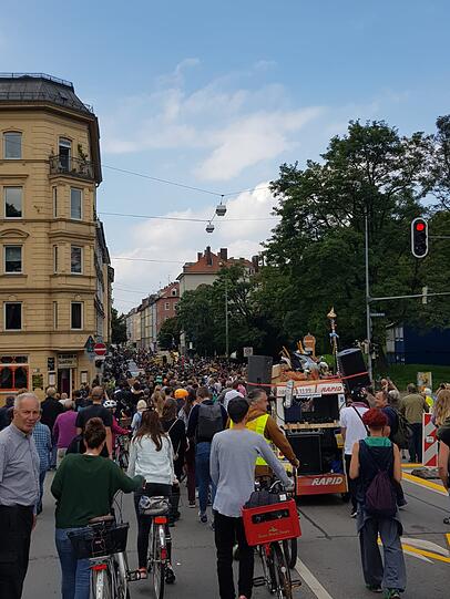 Motto: ausspekuliert! Am Samstag kamen um die 10.000 Menschen zur großen Demo gegen Spekulanten, Mietwahnsinn und für mehr Mieterschutz nach München.