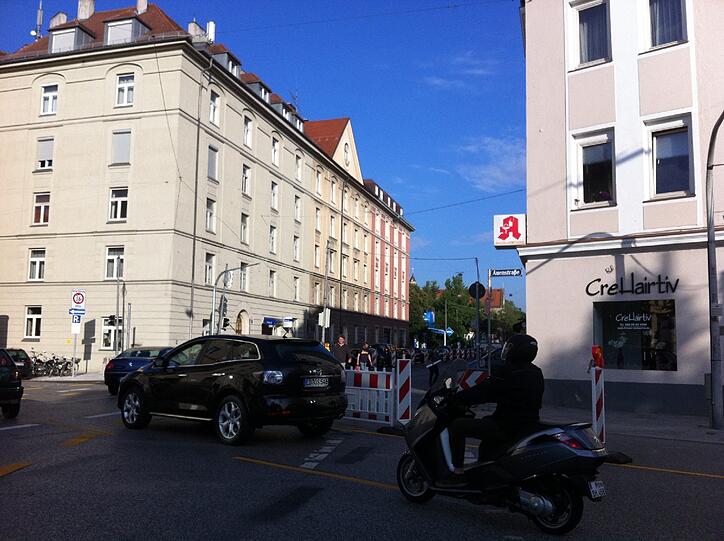 ... die meisten Radler überlegen nicht lange - und radeln auf der rechten Seite weiter...
