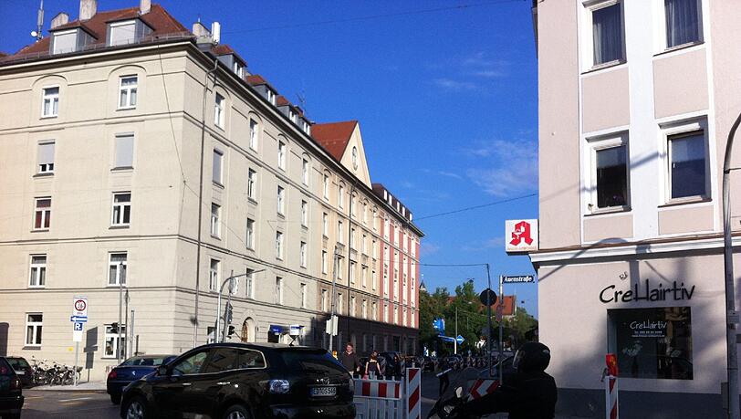 ... die meisten Radler überlegen nicht lange - und radeln auf der rechten Seite weiter... ... die meisten Radler überlegen nicht lange - und radeln auf der rechten Seite weiter...