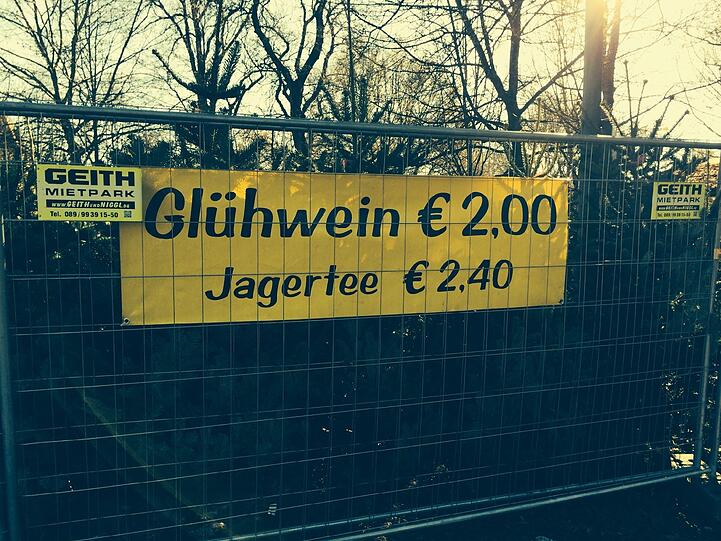 Wer mag, trinkt ein Glas Glühwein.