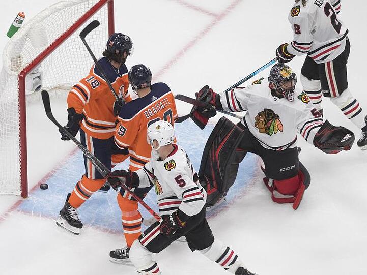 Leon Draisaitl (2.v.l) konnte die Oilers-Niederlage gegen die Chicago Blackhawks nicht verhindern.