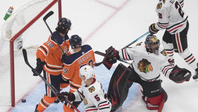 Leon Draisaitl (2.v.l) konnte die Oilers-Niederlage gegen die Chicago Blackhawks nicht verhindern. Leon Draisaitl (2.v.l) konnte die Oilers-Niederlage gegen die Chicago Blackhawks nicht verhindern.