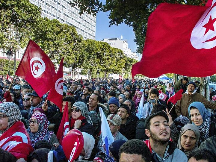 Demonstranten gehen zum Jahrestag der tunesischen Revolution auf die Straßen, um gegen gestiegene Preise und ein neues Finanzgesetz der Regierung zu protestieren.