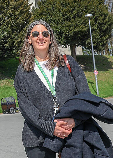 Christiane Zabler (53), Wirtin der Fortuna-Cafébar in der Metzstraße in Haidhausen und der Polka: "Die Industrie läuft weiter. Die Gastronomie und der Einzelhandel schließen. Ich kann das nicht nachvollziehen und fühle mich ungerecht behandelt. Mein Café und die Lokale in Haidhausen sind gut für München und beleben die Stadt. Die Politik macht jedoch, dass man sich ersetzbar fühlt, nach der Regel: Geht ein Lokal pleite, kommt das nächste Lokal. Ich hatte vor einem Jahr 13 Mitarbeiter in meinem Café. Die Angestellten sind nun auf 60 Prozent Kurzarbeit. Die Minijobber konnte ich nicht halten. Sie warten, bis es endlich wieder losgeht. Macht bald die Schanigärten auf! Ich habe täglich geöffnet, verkaufe Panini und Kaffee. Allerdings mache ich aber nur 30 Prozent des normalen Umsatzes."