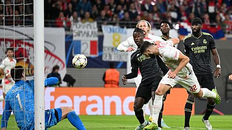 Leipzigs Josko Gvardiol (rechts vorn) trifft zum 1:0 gegen Real Madrid.