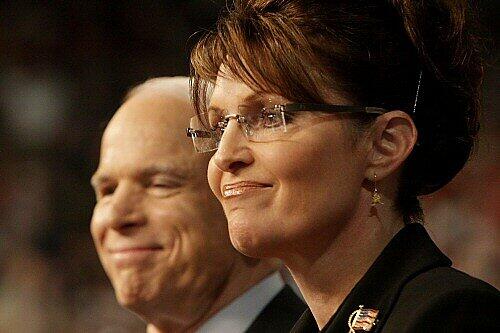 Sarah Palin (44) mit ihrem Entdecker John McCain (72): Der republikanische Präsidentschafts-Bewerber hat die Palin-Personalie völlig überhastet getroffen, kritisieren selbst seine Parteifreunde.