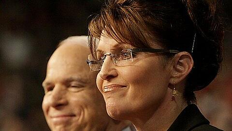 Sarah Palin (44) mit ihrem Entdecker John McCain (72): Der republikanische Präsidentschafts-Bewerber hat die Palin-Personalie völlig überhastet getroffen, kritisieren selbst seine Parteifreunde.
