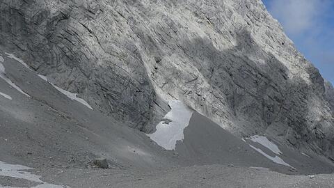 Der Watzmanngletscher: Bedeckt von Schutt liegt er auf etwas über 2000 Metern. Regelmäßig wird er von Christoph Mayer vermessen.