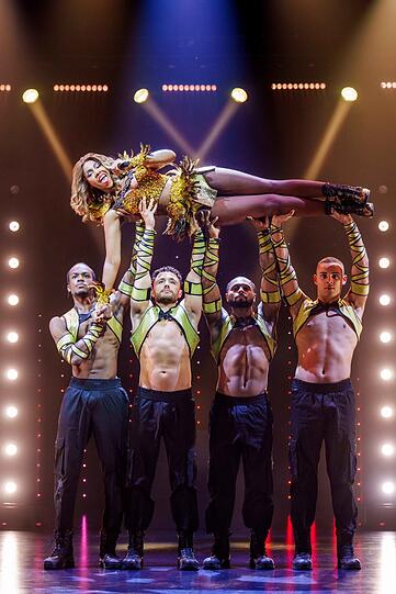 Eine effektvolle Szene aus dem Musical „The Bodyguard“. Eine effektvolle Szene aus dem Musical „The Bodyguard“.