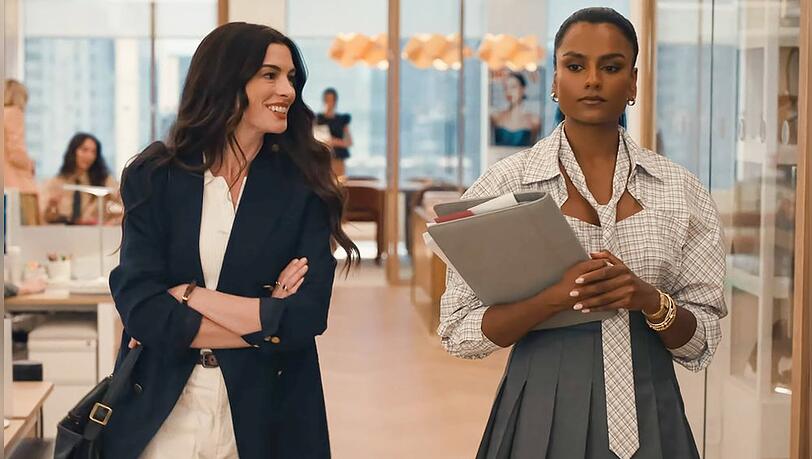 "Der Teufel tr&auml;gt Prada 2": Arbeitet Simone Ashleys Figur in der alten Position von Andy Sachs (Anne Hathaway, l.) und somit als Miranda Priestlys Assistentin?