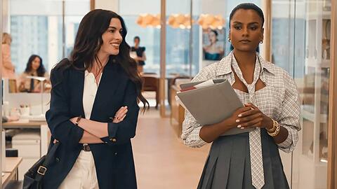 "Der Teufel tr&auml;gt Prada 2": Arbeitet Simone Ashleys Figur in der alten Position von Andy Sachs (Anne Hathaway, l.) und somit als Miranda Priestlys Assistentin?