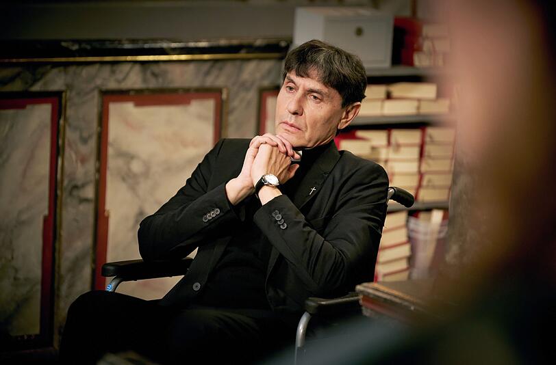 Roman Schlag (Marc Zack), der Pfarrer des Ortes, sitzt im Rollstuhl. Der Grund hierfür ist anfangs geheim. Was weiß der Geistliche über die mysteriösen Vorgänge in Wäldern? Roman Schlag (Marc Zack), der Pfarrer des Ortes, sitzt im Rollstuhl. Der Grund hierfür ist anfangs geheim. Was weiß der Geistliche über die mysteriösen Vorgänge in Wäldern?
