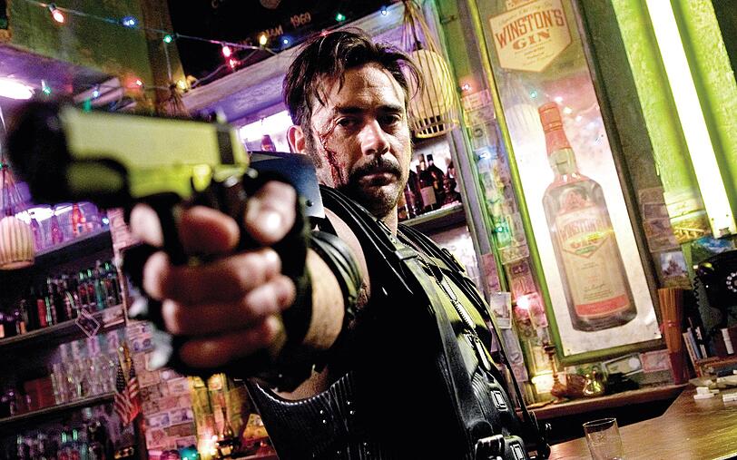 Vergewaltiger, M&ouml;rder, Sadist, Nationalheld: F&uuml;r The Comedian (Jeffrey Dean Morgan) heiligt der Zweck drastischste Mittel.