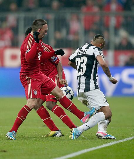 Ein Tritt mit Folgen? Ribery mit gestrecktem Bein gegen Vidal. Der Schiedsrichter hatte nichts gesehen, gab nicht einmal die gelbe Karte.