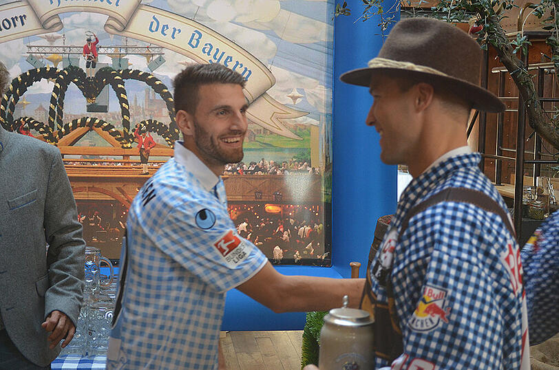 "Triff ins Fass", Anzapfen und Masskrugstemmen: So lief das Duell der Löwen-Delegation gegen den EHC.