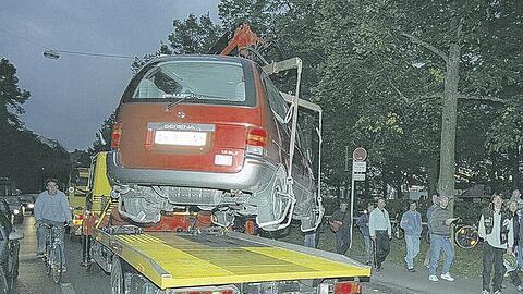 Ein Auto wird abgeschleppt. (Symbolbild)