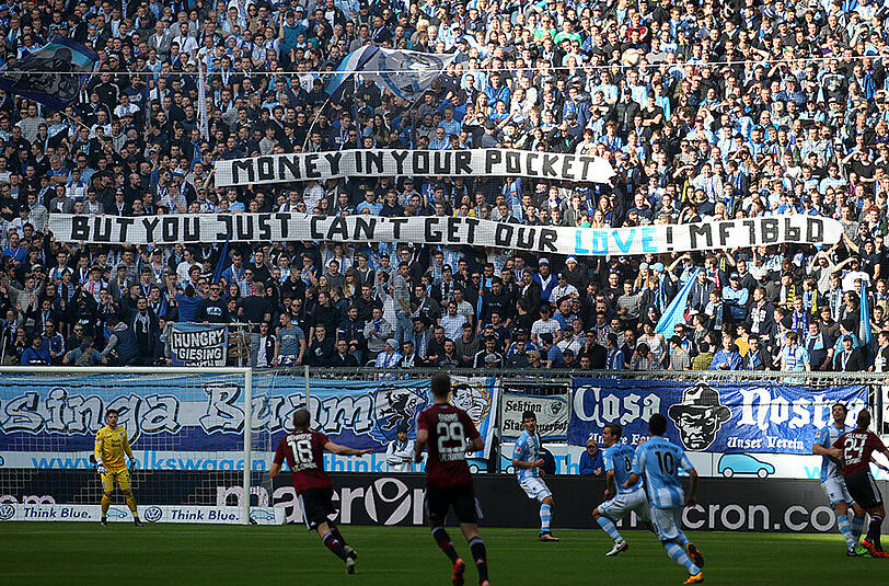 Liebe gegen Geld funktioniert nicht bei den Fans des TSV 1860: Im Spiel gegen den 1. FC Nürnberg protestieren sie gegen Investor Hasan Ismaik.