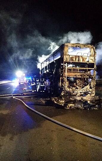 Gerade nochmal Glück gehabt: Die 53 Bayernfans konnten sich noch in Sicherheit bringen, ehe der Reisebus völlig ausbrannte. Bilder vom Feuerwehreinsatz auf der A54 sehen Sie hier.