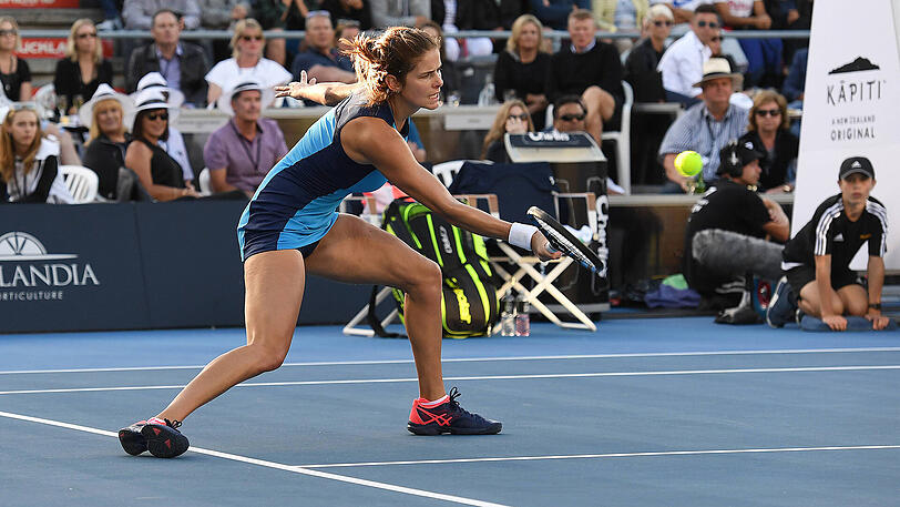 Julia Görges hat beim Tennis-Turnier in Auckland die frühere Weltranglisten-Erste Caroline Wozniacki bezwungen und das Halbfinale erreicht.