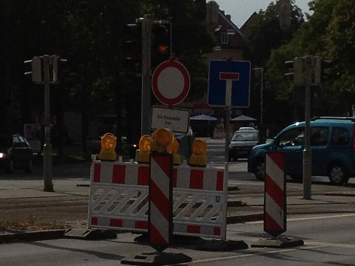 ...die Sperrung, auf die das Schild hinweist, erst einige Querstraßen hinter der Kurve beginnt.