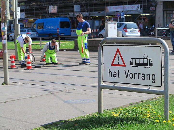 Was sein muss, muss sein: Bei der Trambahn am Stachus wird Frühjahrsputz gemacht. AZ-Leser Djordje Matkovic hat viele schöne Innenstadt-Impressionen eingefangen. Klicken Sie sich durch die Bilder.