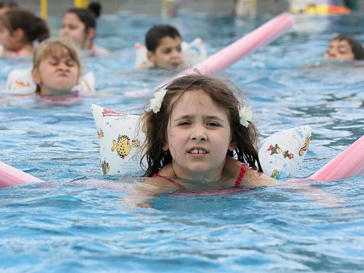 Kinder beim Schwimmunterricht. Foto: Stephanie Pilick/Archivbild