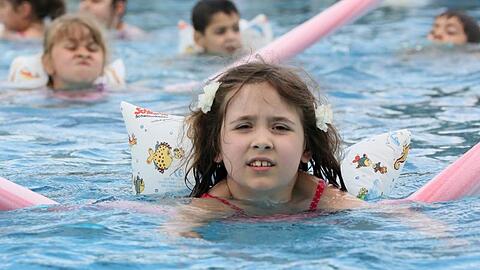 Kinder beim Schwimmunterricht. Foto: Stephanie Pilick/Archivbild