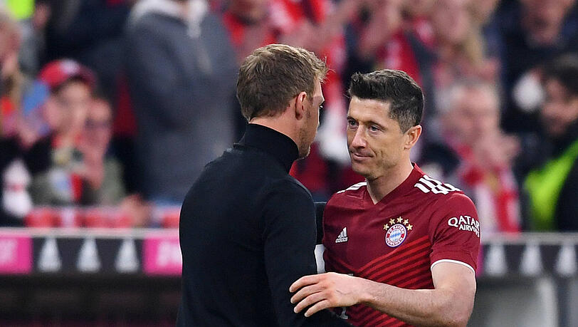 Julian Nagelsmann (li.) hofft, dass Robert Lewandowski beim FC Bayern bleibt.