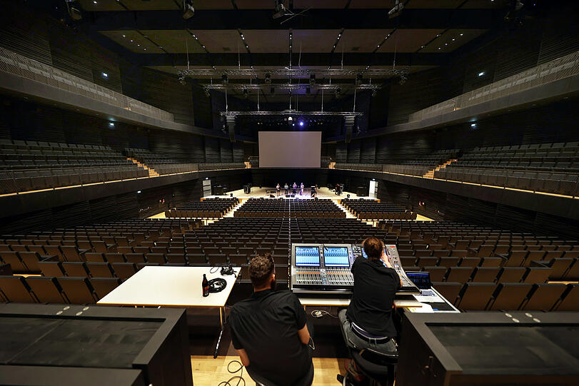 In der leeren Isarphilharmonie - hier probt gerade die Band Faltradio.