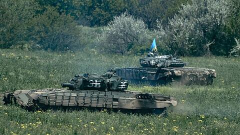 Ukrainische Panzer in der Nähe von Bachmut.