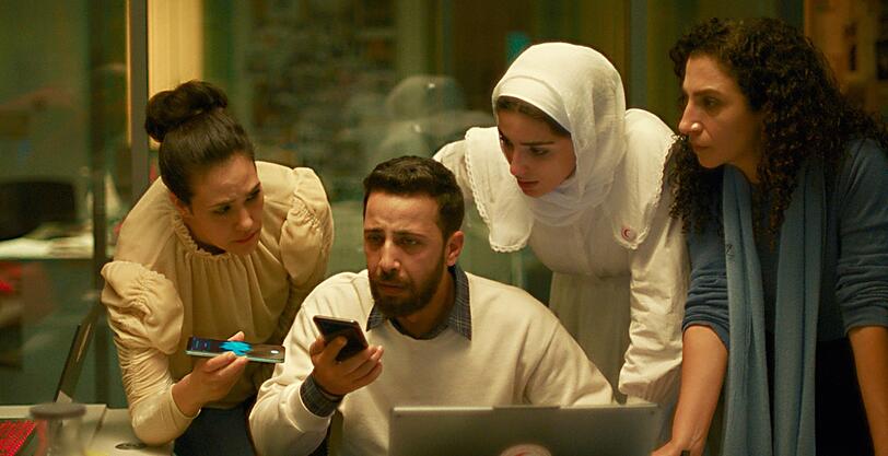 In der Rettungszentrale des Roten Halbmonds versuchen die Mitarbeiter verzweifelt Hilfe f&uuml;r die sechsj&auml;hrige Hind Rajab im Gaza-Streifen zu organisieren, die in einem Auto unter Beschuss geraten ist.