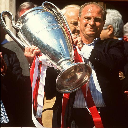 Den schönsten Sieg gegen Valencia feierte man in Mailand: beim bislang letzten Champions-League-Sieg 2001. Im Elfmeterschießen wurde damals Oliver Kahn zum Helden. Den letzten Elfmeter für Bayern verwandelte Thomas Linke. Ein denkwürdiger Abend.